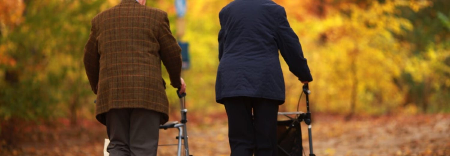 Rentnerpaar im Herbst